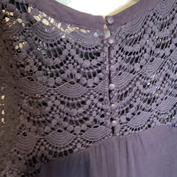 Crescent by Stitch Fix Navy sleeveless blouse with crocheted detail and buttons - Picture 5 of 6